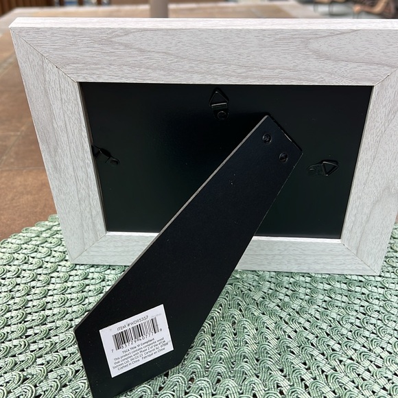 New never used beautiful 5” x 7” SISTERS photo frame. Natural composite wood. - Picture 5 of 5